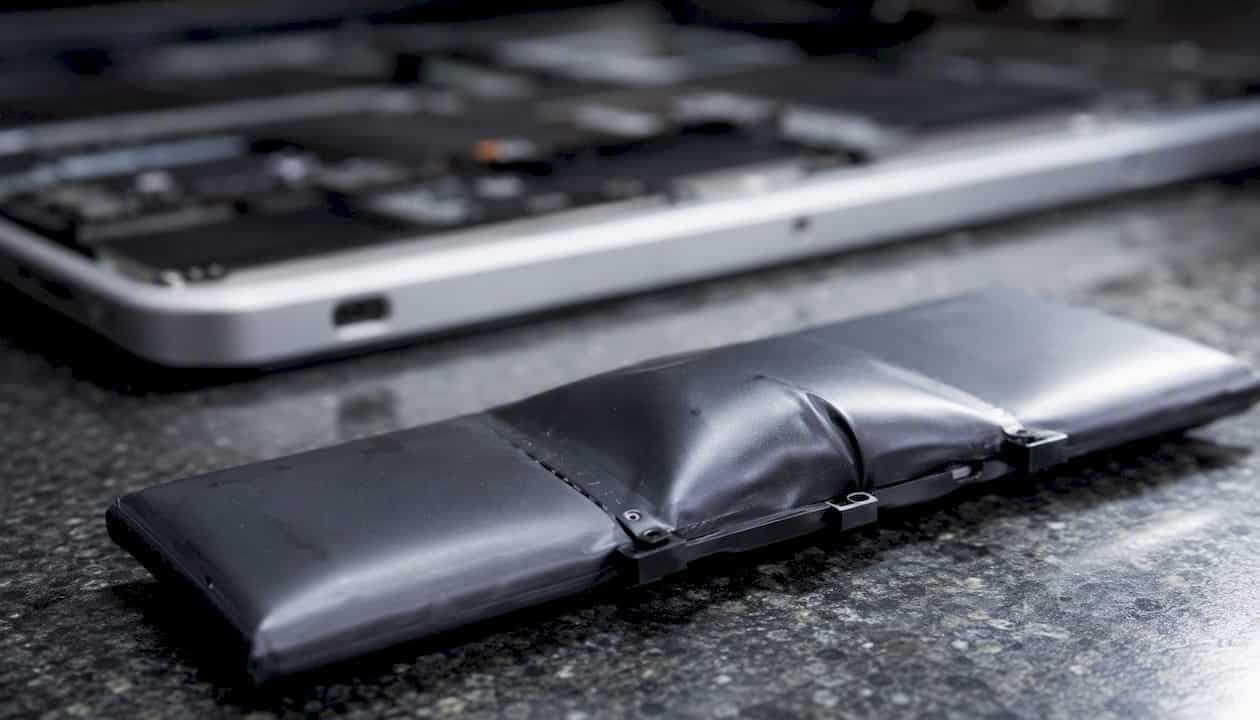1786263540461_Swollen-lithium-ion-battery-pouch-cell-close-up Swollen lithium-ion battery pouch cell close-up