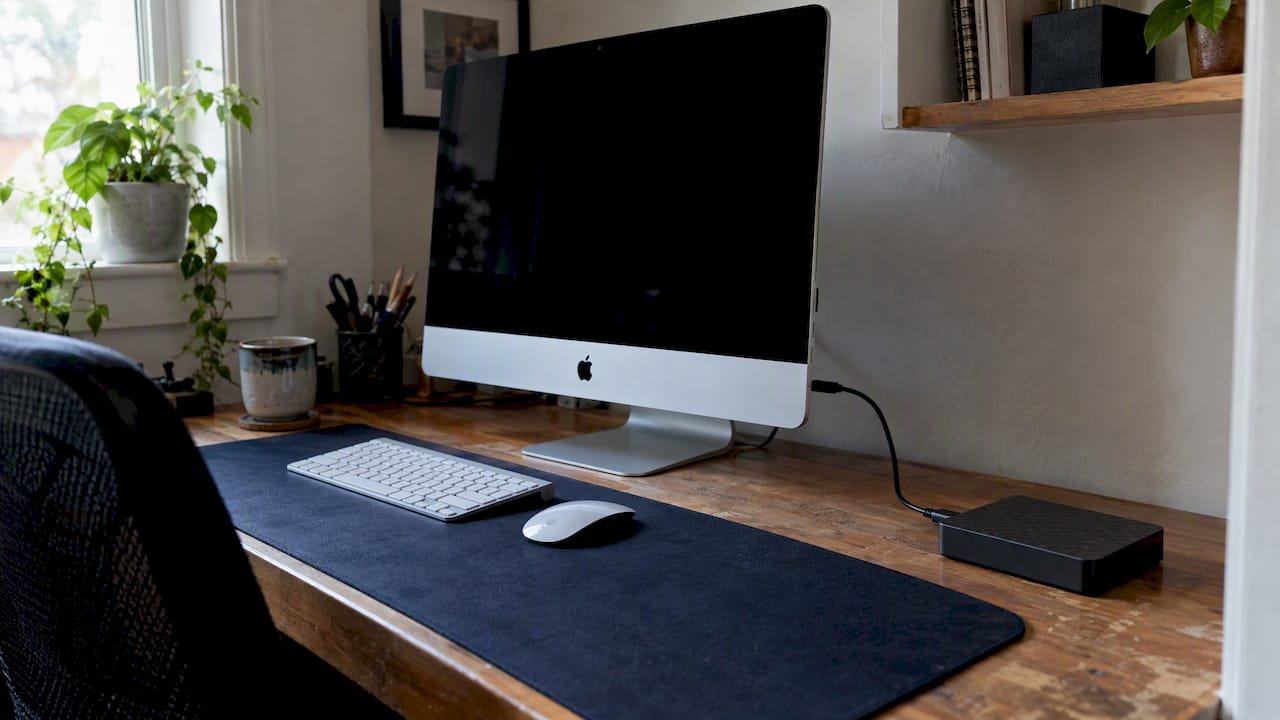 1792123535165_Mac-directly-connected-to-an-external-backup-drive Mac directly connected to an external backup drive